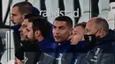 Striker Juventus, Cristiano Ronaldo (tengah) duduk di bangku cadangan sebelum dimulainya laga lanjutan Liga Italia 2020/21 menghadapi Lazio di Allianz Stadium, Turin, Sabtu (6/3/2021). Juventus menang 3-1 atas Lazio. (AFP/Miguel Medina)
