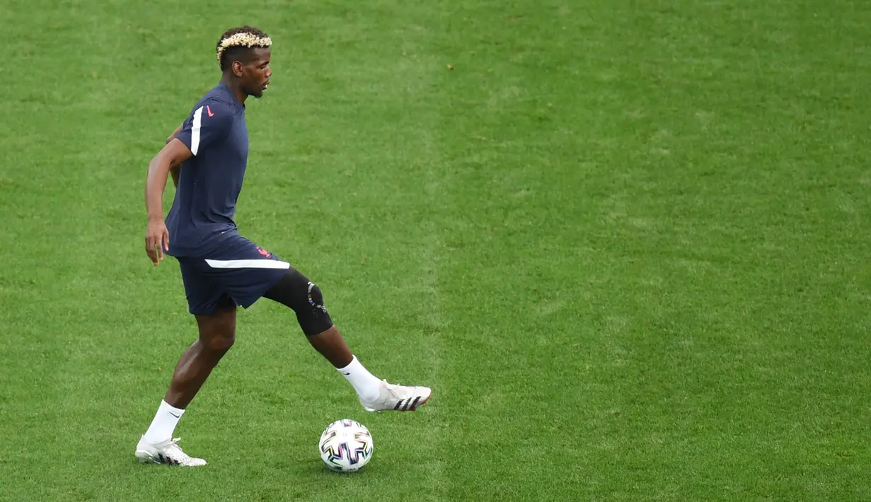 Gelandang timnas Prancis, Paul Pogba mengambil bagian dalam sesi latihan di National Arena di Bucharest, Minggu (27/6/2021). Setelah menjuarai grup neraka, Grup F, Prancis akan berhadapan dengan Swiss di babak 16 besar Euro 2020 pada Selasa (29/6) dini hari. (Daniel MIHAILESCU/various sources/AFP)