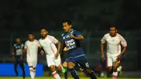 Persipura Jayapura menang 2-0 atas Arema FC pada pekan ke-15 Liga 1 di Stadion Kanjuruhan, Malang, Minggu (16/7/2017) malam WIB. (Liputan6.com/Rana Adwa)