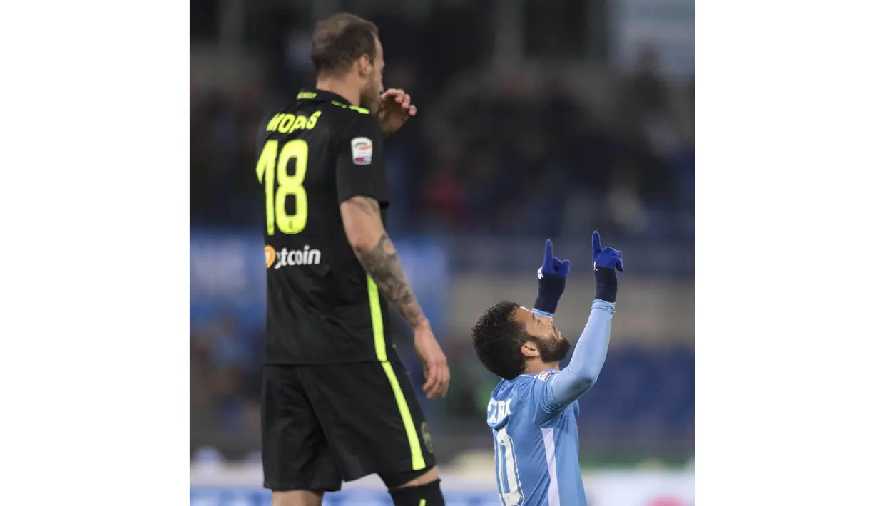 Pemain Lazio, Felipe Anderson merayakan golnya ke gawang Hellas Verona Fc pada lanjutan Serie A Liga Italia di Stadion Olimpic0, Roma, Italia, Jumat(12/2/2016). (EPA/Claudio Peri)