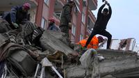 Anggota tim darurat dan lainnya mencari orang di sebuah bangunan yang hancur di Adana, Turki, Senin, 6 Februari 2023. Gempa bumi yang kuat telah merobohkan beberapa bangunan di tenggara Turki dan Suriah dan dikhawatirkan banyak korban jiwa. (AP/Khalil Hamra)