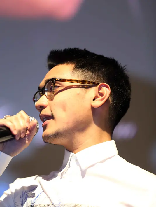 "Ada album dan tur juga. Ini tur pertama saya, ada di 5 kota, Bandung, Batam, Makassar, Surabaya dan satu lagi lupa, pokoknya ada di 5 kota," tandas Afgan. (Nurwahyunan/Bintang.com)
