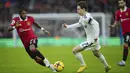 <p>Gelandang Leeds United, Brenden Aaronson membawa bola dari kawalan gelandang Manchester United, Fred selama pertandingan Liga Premier Inggris di Elland Road, Leeds, Inggris, Minggu (12/2/2023). MU menang atas Leeds dengan skor 2-0. (AP Photo/Jon Super)</p>