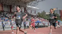 Keseruan lomba lari di SAC Indonesia 2023 Kualifikasi Jawa Tengah yang dimulai pada Jumat (24/11/2023). (Bola.com/DBL Indonesia)