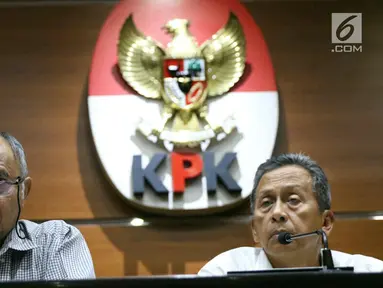 Ketua KPK Agus Rahardjo (kiri) bersama Ketua BPK Moermahadi Soerja Djanegara memberikan keterangan pers di Gedung KPK, Jakarta, Sabtu (27/5). KPK mengamankan tujuh orang dalam operasi tangkap tangan (OTT)  Jumat 26 Mei 2017. (Liputan6.com/Angga Yuniar)