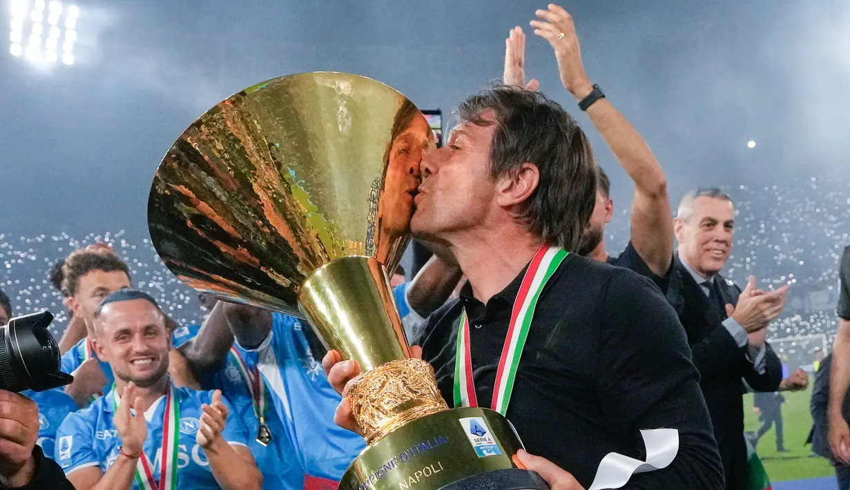 Pelatih Napoli, Antonio Conte, mencium trofi Serie A saat selebrasi juara Liga Italia musim 2024/2025 di Stadion Diego Armando Maradona, Sabtu (24/5/2025). (AP Photo/Gregorio Borgia)