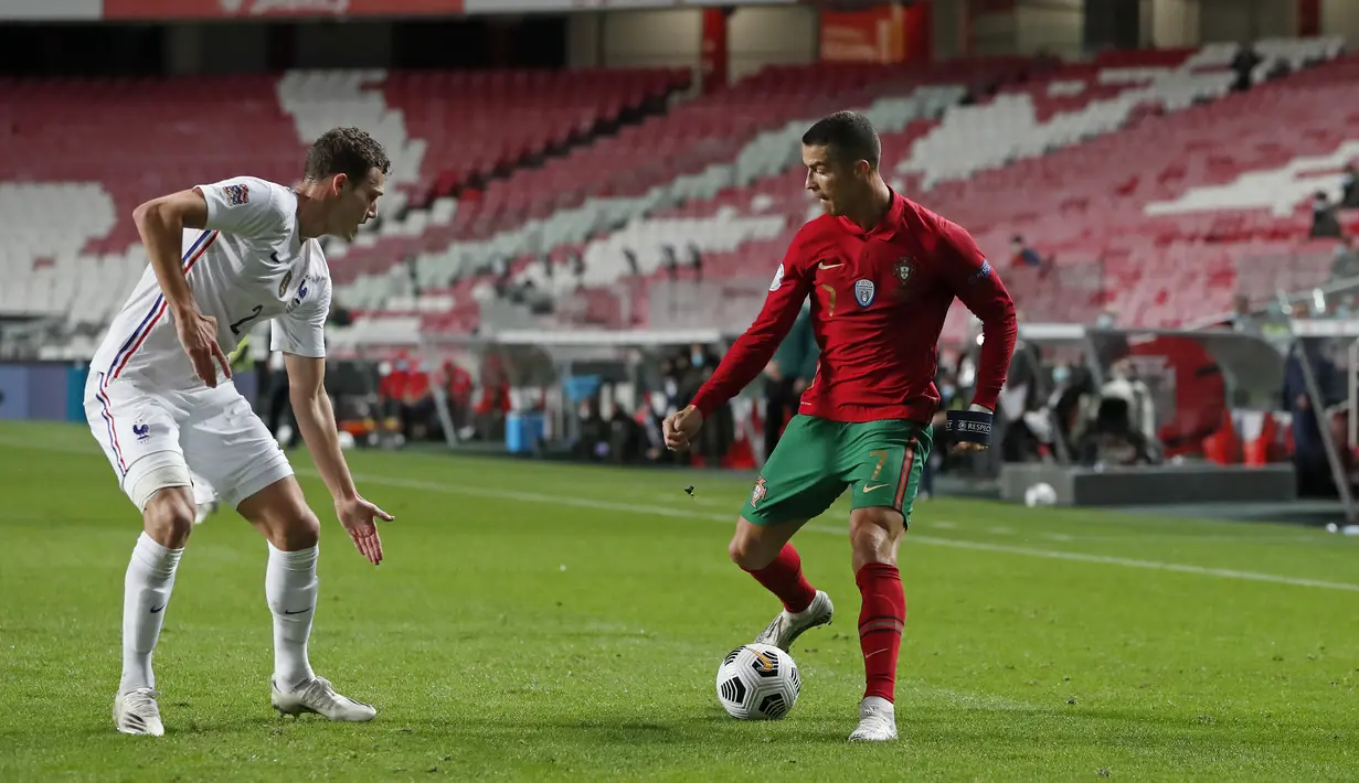 Bek Prancis, Benjamin Pavard berusaha memblokir penyerang Portugal, Cristiano Ronaldo pada babak penyisihan Liga A Grup 3 UEFA Nations League di Estadio da Luz, Lisbon, Minggu (15/11/2020) dinihari WIB. Prancis lolos ke semifinal usai mengalahkan tim kandang Portugal 1-0. (AP Photo/Armando Franca)