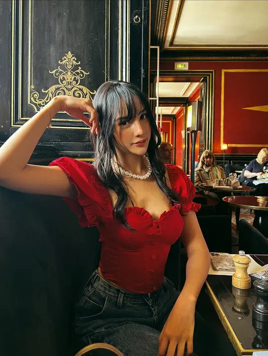 Blouse korset jadi favorit Anya Geraldine maupun Cinta Laura yang sangat mudah dipadupadankan. [IG @anyageraldine]