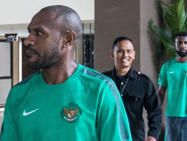 Kapten Timnas Indonesia, Boaz Solossa, dan kawan-kawan dilarang berbicara kepada wartawan saat berada di Hotel Aston Sentul, Jawa Barat, Rabu (14/12/2016). Indonesia akan menghadapi Thailand pada final Piala AFF. (Bola.com/Vitalis Yogi Trisna)