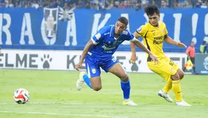 Striker Persib Bandung, Uilliam, berduel dengan pemain Semen Padang, Ripal Wahyudi, dalam laga pekan pertama BRI Super League 2025/2026 di Stadion Gelora Bandung Lautan Api (GBLA), Sabtu (9/8/2025) (Dok. Vidio Sports)