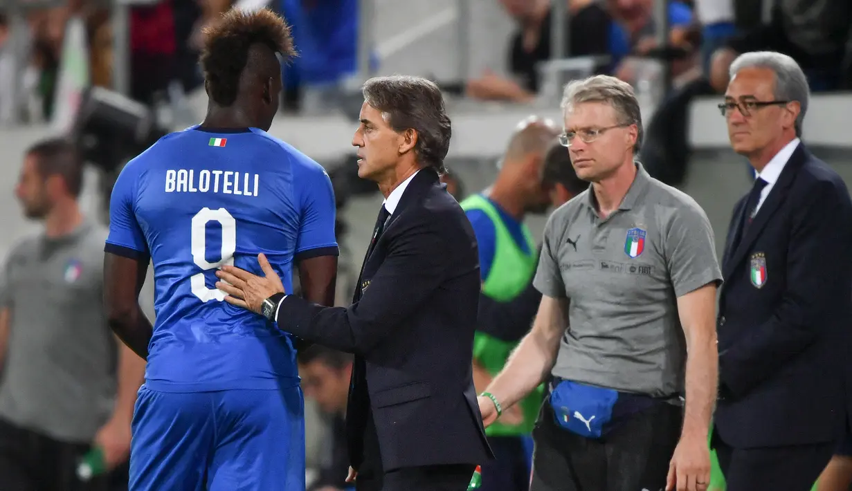 Saat terakhir memperkuat Timnas Italia, Mario Balotelli juga tengah dilatih oleh Roberto Mancini. (AFP/Fabrice Coffrini)