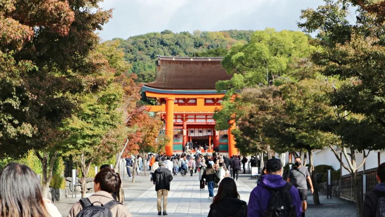 3. Fushimi Inari Taisha Buka 24 Jam dan Gratis