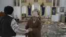 Reaksi seorang wanita saat memasuki gereja yang rusak setelah serangan Rusia pada minggu-minggu sebelumnya di kota Makarov, wilayah Kiev, Ukraina, pada 10 April 2022. Invasi Rusia ke Ukraina hingga saat ini telah berlangsung selama 46 hari.  (AP Photo/Petros Giannacouris)