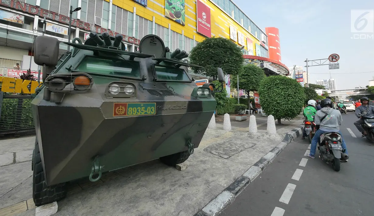 Kendaraan lapis baja Tentara Nasional Indonesia (TNI) terparkir di pusat perbelanjaan di kawasan glodok, Jakarta, Selasa (21/5/2019). Penjagaan berkaitan dengan rencana massa yang akan menggelar aksi unjuk rasa pada 22 Mei 2019 usai pengumanan hasil Pemilu KPU. (Liputan6.com/Herman Zakharia)