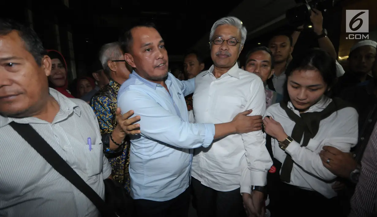 Gubernur Sulawesi Tenggara nonaktif Nur Alam dipeluk koleganya saat keluar ruang sidang usai sidang pembacaan putusan di Pengadilan Tipikor, Jakarta, Rabu (28/3). Nur Alam dihukum 12 tahun penjara dan denda satu miliar. (Liputan6.com/Helmi Fithriansyah)
