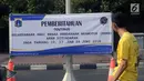 Warga melihat spanduk pemberitahuan peniadaan pelaksanaan Hari Bebas Kendaraan Bermotor (HBKB) di sekitar Bundaran Hotel Indonesia, Jakarta, Minggu (3/6). Pelaksanaan HBKB akan ditiadakan pada 10, 17, dan 24 Juni 2018. (Liputan6.com/Helmi Fithriansyah)