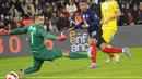 Penyerang Prancis, Kylian Mbappe saat mencetak gol ke gawang Kazakhstan pada pertandingan kualifikasi grup D Piala Dunia 2022 di stadion Parc des Princes di Paris, Prancis, Minggu (14/11/2021). Mbappe mencetak empat gol dan mengantar Prancis menang telak atas Kazakhstan 8-0. (AP Photo/Michel Euler)