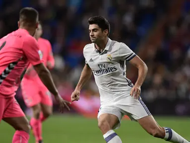 Enzo Fernandez (kanan) menghadapi bek Cultural Leonesa, Angel Bastos saat laga leg kedua babak 32 besar Copa del Rey di Santiago Bernabeu, Kamis (1/12). Enzo berhasil mencetak gol dalam debut di tim utama Real Madrid (AFP PHOTO / Javier Soriano)