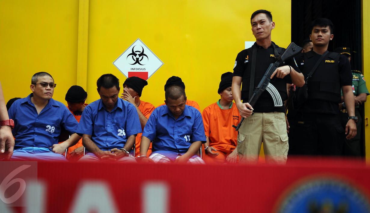 Petugas Dir IV Bareskrim Polri menjaga ketat tahanan jelang pemusnahan barang bukti narkoba di Insenerator RSPAD, Jakarta, Rabu (7/9). Barang bukti yang dimusnahkan 173, 318 Kg sabu dan 2.851,887 gram ganja. (Liputan6.com/Helmi Fithriansyah)