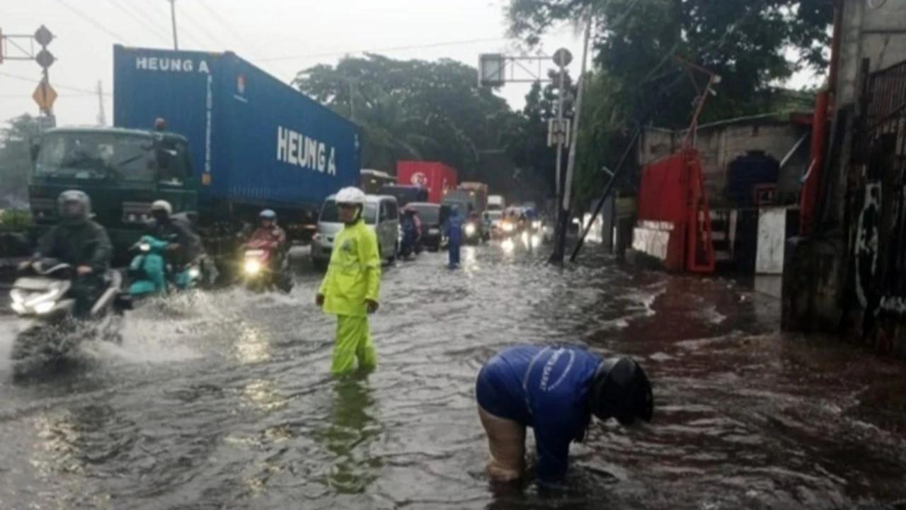 Update Banjir Jakarta, 28 RT dan 44 Ruas Jalan Belum Surut