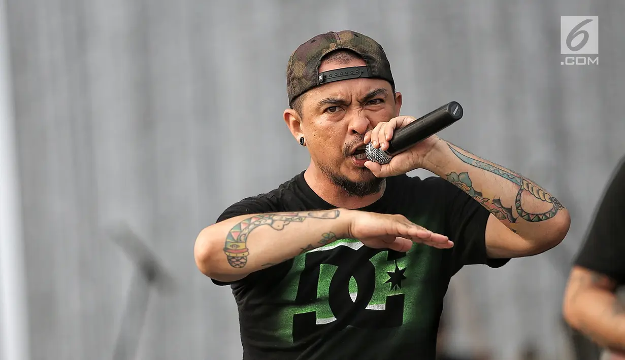 Rapper band Saintloco Barry Manoch tampil dalam Hammersonic Festival 2018 di Pantai Karnaval Ancol, Jakarta, Minggu (22/7). Sebanyak 38 band musik cadas dunia dan nasional ambil bagian dalam Hammersonic Festival 2018. (Liputan6.com/Faizal Fanani)