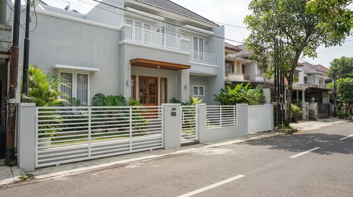 Kombinasi Warna Cat Pagar dan Dinding Rumah di Pinggir Jalan