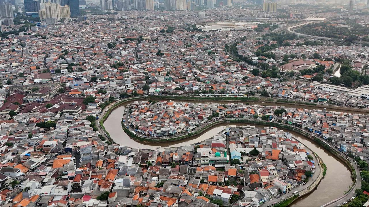 Normalisasi Kali Ciliwung Tersendat