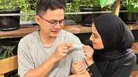 Nadya Mustika dan Iqbal Rosadi memperlihatkan alat tes uji kehamilan. (Source: Instagram @nadyamustikarahayu)