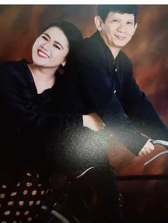 <p>Saat memutuskan menikah, Ginanjar telah berusia 55 tahun. Sedangkan sang istri 23 tahun. Namun, perbedaan usia hingga 32 tahun tak menghalangi keduanya untuk membagun rumah tangga. [Instagram/tiaraamalia97/ginanjar4sekawann]</p>