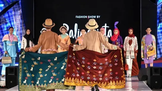 Anna Mariana luncurkan tenun Balimagista dalam bentu fashion show di Makassar, Sulawesi Selatan. Anna juga secara khusus merancang baju seragam kerja resmi dan lapangan untuk Dekranasda Provinsi Sulsel.