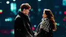 Pinocchio adalah K-Drama yang berpusat di sekitar Choi Dal Po (Lee Jong Suk), seorang pemuda yang bercita-cita menjadi jurnalis dan mencari keadilan bagi keluarganya, yang telah dituduh secara salah. Di sampingnya ada Choi In Ha (Park Shin Hye), seorang reporter dengan kondisi unik di mana dia cegukan setiap kali berbohong, karena masa lalu ayahnya sebagai reporter penipu. (Foto: SBS via Netflix)