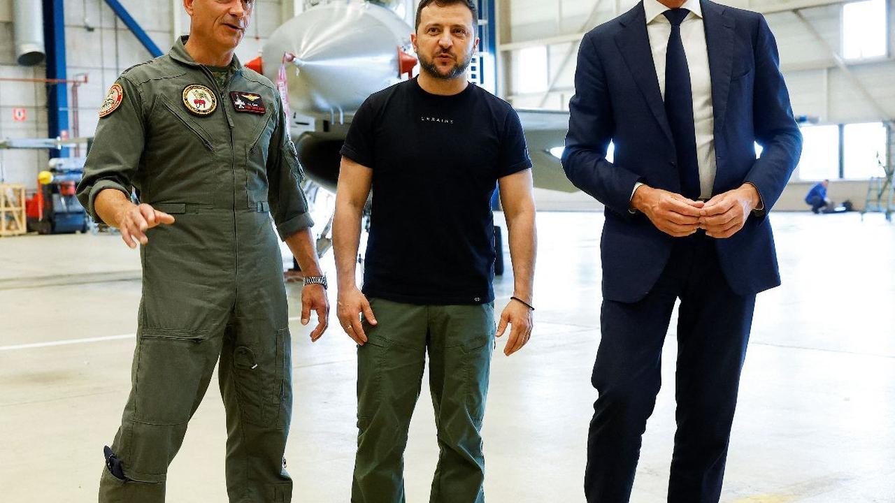 Presiden Ukraina Volodymyr Zelenskiyy dan Perdana Menteri Belanda Mark Rutte ketika berpose untuk difoto bersama di depan jet tempur F-16 saat mengunjungi Eindhoven di Belanda pada 20 Agustus 2023 lalu.
