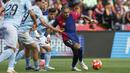 Pemain Barcelona, Raphinha (kanan) menggiring bola dibayangi sejumlah pemain Celta Vigo dalam laga lanjutan Liga Spanyol 2024/2025 di Estadi Olimpic Lluis Companys, Barcelona, Spanyol, Sabtu (19/04/2025). (AP Photo/Joan Monfort)