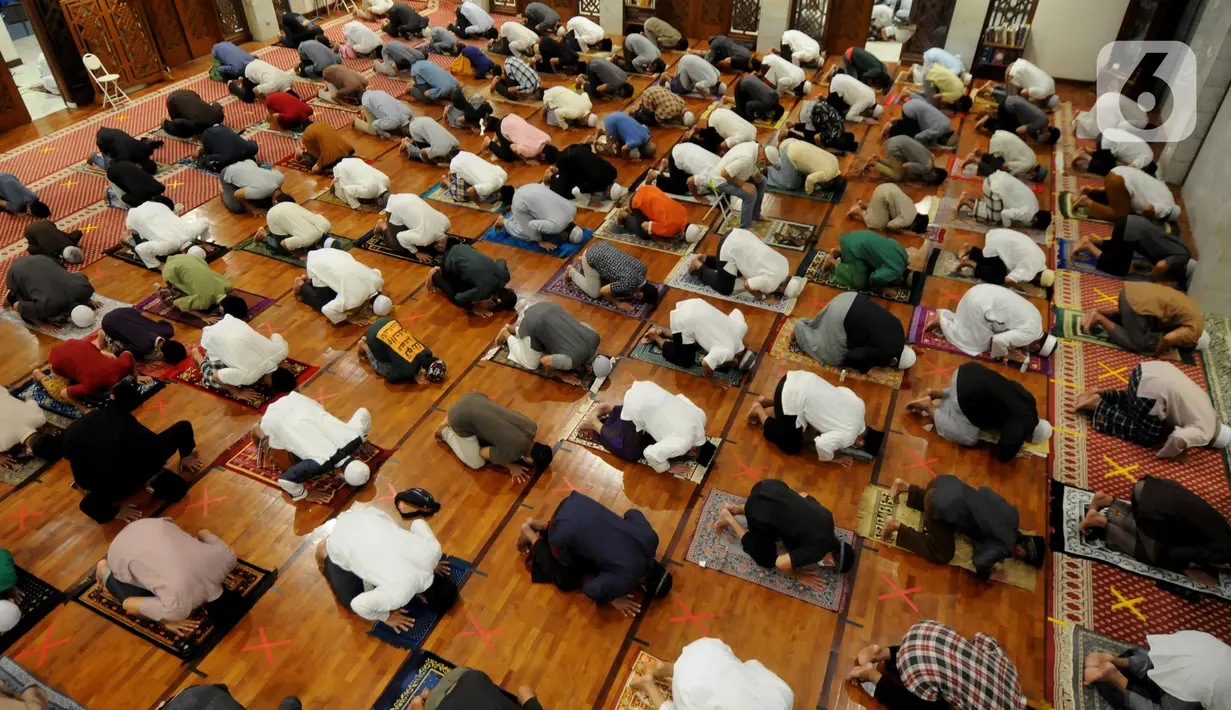 Umat muslim melaksanakan salat tarawih pertama 1 Ramadan 1442 H di Masjid Raya Cinere, Depok, Jawa Barat, Senin (12/4/2021). Hari ini, umat muslim melaksanakan ibadah salat tarawih pertama untuk selanjutnya menjalankan ibadah puasa satu bulan ke depan. (merdeka.com/Arie Basuki)