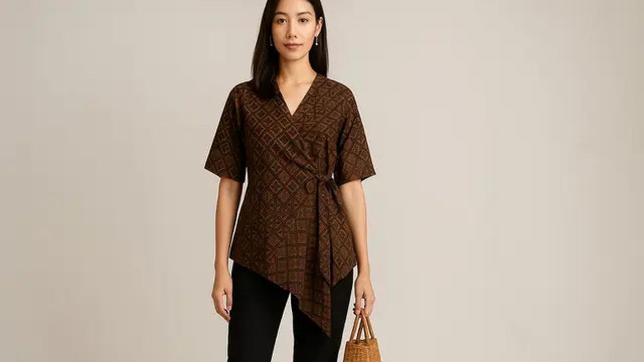 7 Model Atasan Batik Wanita Blouse Asimetris, Bikin Gaya ke Kantor Makin Elegan