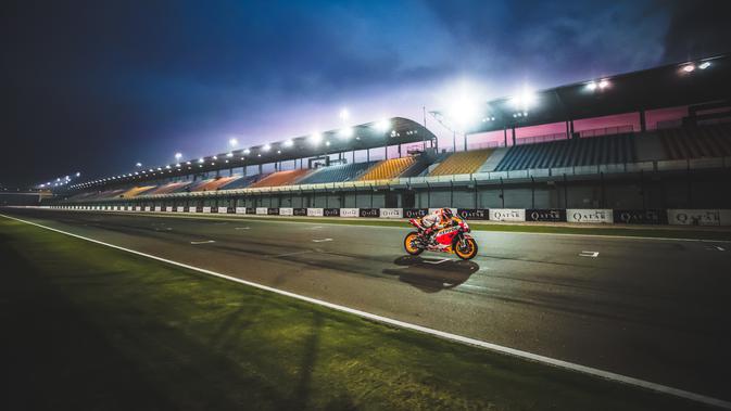 Marc Marquez pada sesi tes pramusim MotoGP 2020 di Sirkuit Losail, Qatar. (Twitter/Repsol Honda)