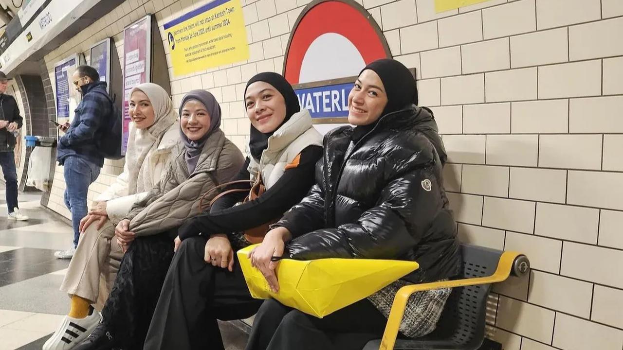 Potret Natasha Rizky jalan-jalan di London langsung mencuri perhatian netizen. Mereka menuliskan berbagai komentar.<br>