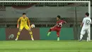 Pemain Timnas Indonesia, Osvaldo Haay gagal mencetak gol ke gawang Korea Selatan U-23 pada laga uji coba di Stadion Pakansari, Bogor, (23/6/2018).  Indonesia U-23 kalah 1-2 dari Korea U-23. (Bola.com/Nick Hanoatubun)