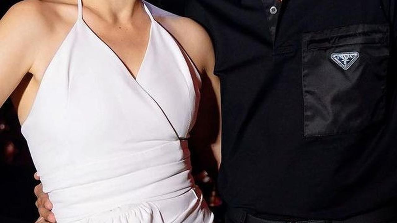 Andhika Pratama salah satu artis yang menikah dengan perempuan lebih dewasa darinya. Sang istri, Ussy Sulistiawaty usianya lebih tua 6 tahun dari Andhika.