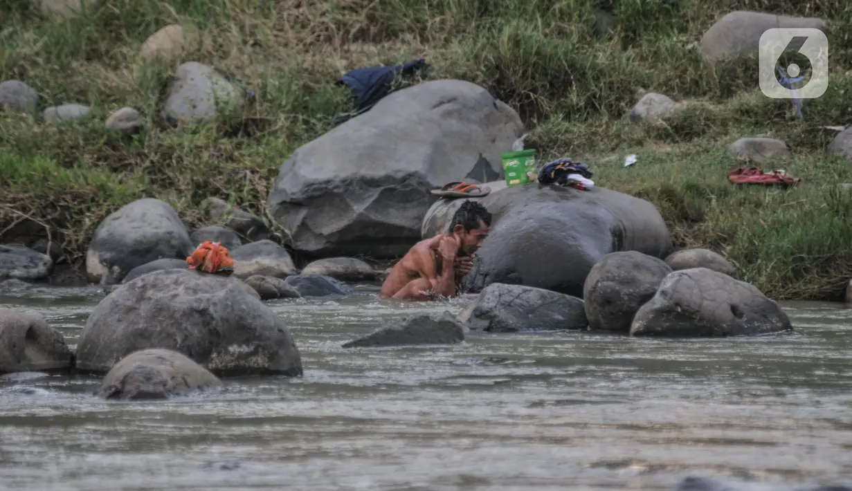 Warga mandi di Sungai Cipamingkis, Jonggol, Kabupaten Bogor, Jawa Barat, Rabu (16/6/2021). Aliran Sungai Cipamingkis masih menjadi andalan warga setempat untuk kebutuhan mandi, cuci, dan kakus (MCK) lantaran ketersediaan air tanah di kawasan tersebut yang terbatas. (merdeka.com/Iqbal S. Nugroho)