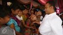 Warga bersalaman dengan Calon gubernur DKI Jakarta Anies Baswedan saat blusukan di Kampung Maja, Pegadungan, Jakarta Barat, Senin (7/11). (Liputan6.com/Immanuel Antonius)