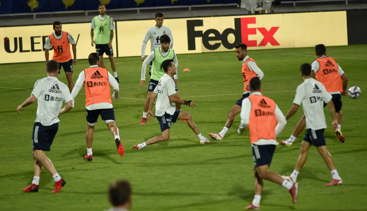 Para pemain Spanyol melakukan pemanasan selama sesi latihan di stadion Fadil Vokrri di Pristina (7/9/2021). Spanyol akan bertanding melawan Kosovo pada kualifikasi grup B Piala Dunia Qatar 2022 di  Fadil Vokrri Stadium. (AFP/Armend Nimani)