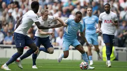 Penyerang Manchester City, Raheem Sterling membawa bola dari kawalan pemain Tottenham Hotspur, Oliver Skipp pada pertandingan Liga Inggris di Stadion Tottenham Hotspur di London, Minggu (15/8/2021). Tottenham menang atas City 1-0 lewat gol tunggal Son. (AP Photo/Ian Walton)