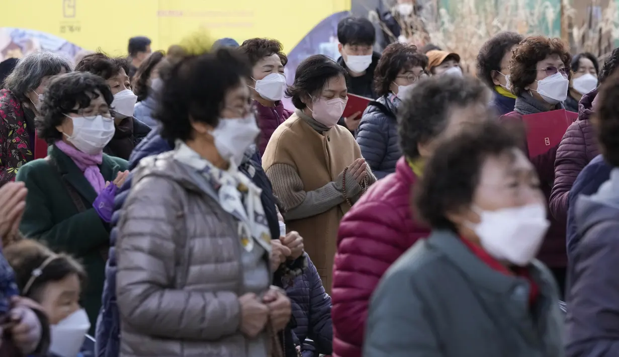 Orang tua mendoakan keberhasilan anak mereka selama kebaktian khusus pada malam ujian masuk perguruan tinggi di kuil Buddha Jogyesa, Seoul, Rabu (17/11/2021). Sekitar 500.000 siswa SMA di Korea Selatan diperkirakan akan mengikuti Tes Kemampuan Skolastik Perguruan Tinggi. (AP Photo/Ahn Young-joon)