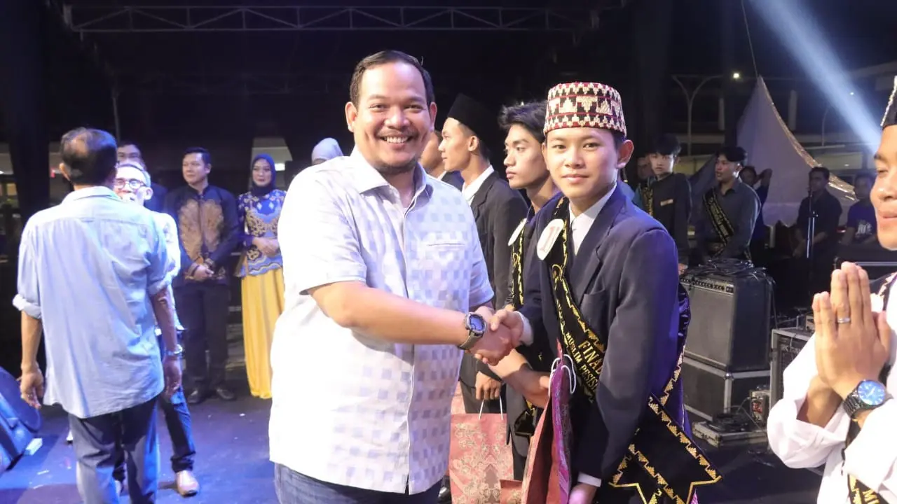 Calon Wakil Bupati Pesisir Barat,  Ade Abdul Rochim menghadiri ajang pemilihan Putra Putri Muslim Krui Kabupaten Pesisir Barat.
