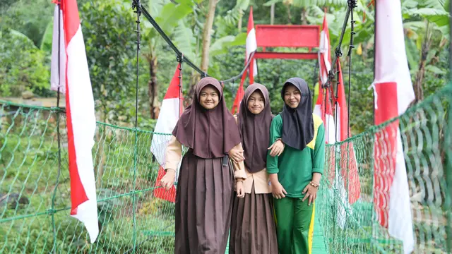 Jembatan Gantung di Desa Sirnajaya, Kecamatan Cisurupan, Kabupaten Garut