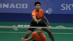 Ganda campuran, Praveen Jordan / Melati Daeva, beraksi saat melawan ganda Malaysia, Goh Soon Huat / Lai Shevon pada laga final SEA Games 2019 di Multinlupa Sports Complex, Senin (9/12). Praveen / Melati menang 21-19, 12-21 dan 23-21. (Bola.com/M Iqbal Ichsan)