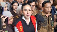 Nikita Mirzani tanggapi tuntutan JPU yakni 11 tahun penjara dan denda Rp2 miliar subsider 6 bulan kurungan. Ia mengaku tak masalah karena baru tuntutan.
