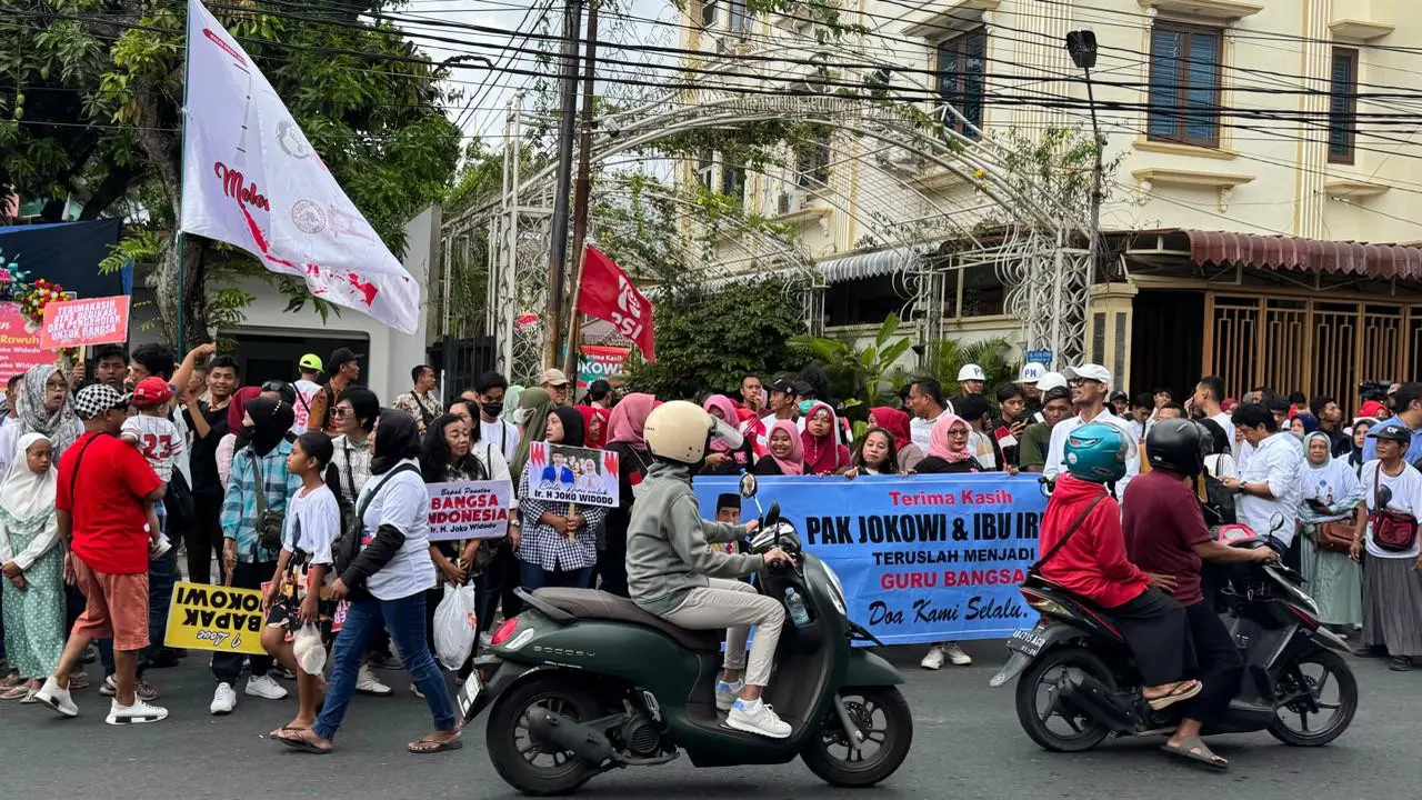 Warga menunggu kepulangan Presiden ke-7 RI, Joko Widodo (Jokowi) di Solo. (Foto: Liputan6.com/Fajar Abrori)
