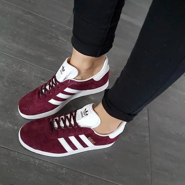 Sneakers dengan warna merah maroon bikin penampilan kamu gak monoton. (sumber foto: amzn.to/pinterest)